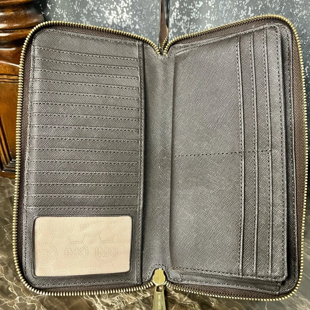 Michael Kors: Jet Set Travel - Large Continental Full-Zip Traveler Wallet